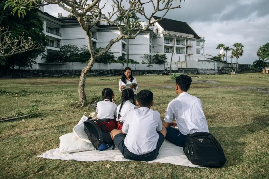 Siswa berdiskusi dalam kelompok belajar di lingkungan sekolah