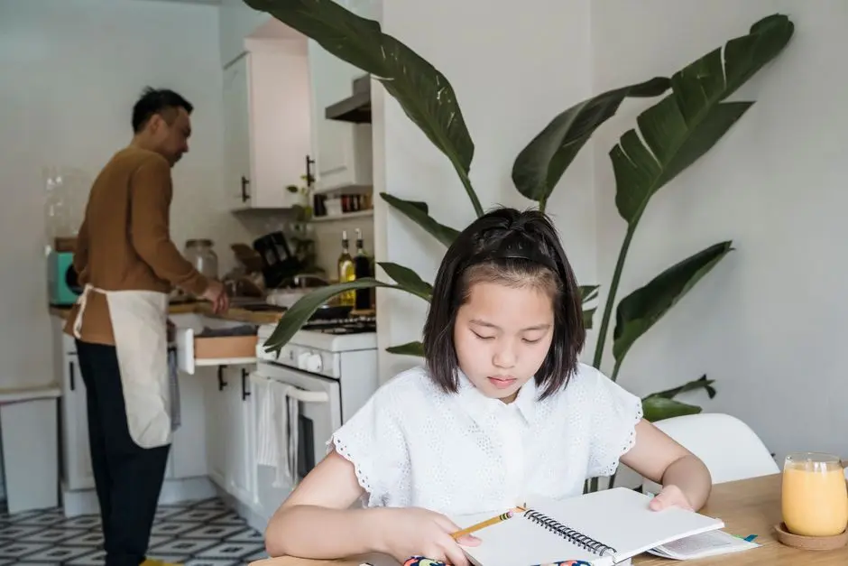 Orang tua dan anak mendiskusikan pilihan sekolah di rumah