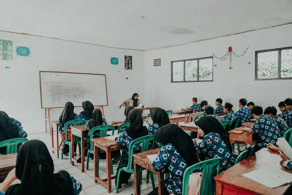 Guru mendampingi siswa dalam kegiatan belajar di kelas